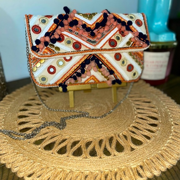 Multicolored casual crossbody, pair with a pair of jeans and your ready to go! - Picture 4 of 4